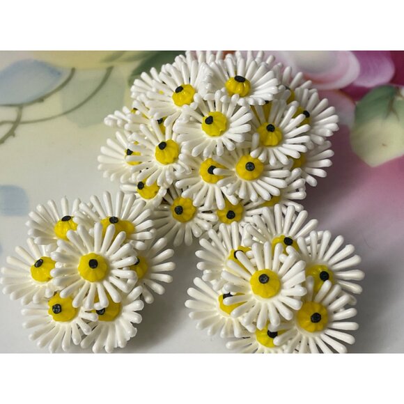 Vintage 1960s West Germany Rubber Plastic Daisy Flower Brooch Earrings Set - Picture 7 of 8